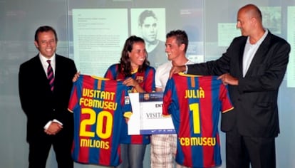 Rosell recibió a la visitante 20 millones en presencia del primer aficionado que entró al museo en 1984.