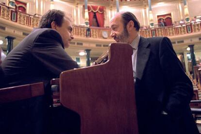 Zapatero, a la izquierda, conversa en el Congreso con el portavoz socialista, Alfredo Pérez Rubalcaba.