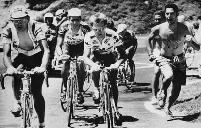Un espectador corre al lado de los ciclistas en la mítica ascensión al Tourmalet. De izquierda a derecha: Claudio Chiappucci de Italia, Charly Mottet de Francia y Miguel Indurain de España, en el Tour de Francia de 1991.