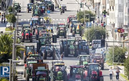 Los ganaderos avanzan con sus tractores por la avenida Romero Donallo horas antes de acordar en asamblea pararlos en las calles hasta el jueves.