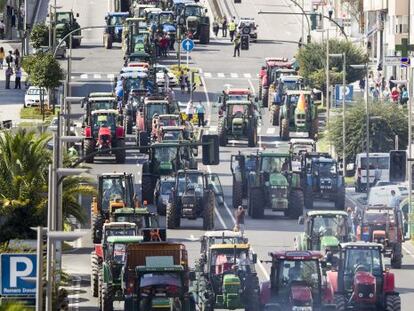 Los ganaderos avanzan con sus tractores por la avenida Romero Donallo horas antes de acordar en asamblea pararlos en las calles hasta el jueves.
