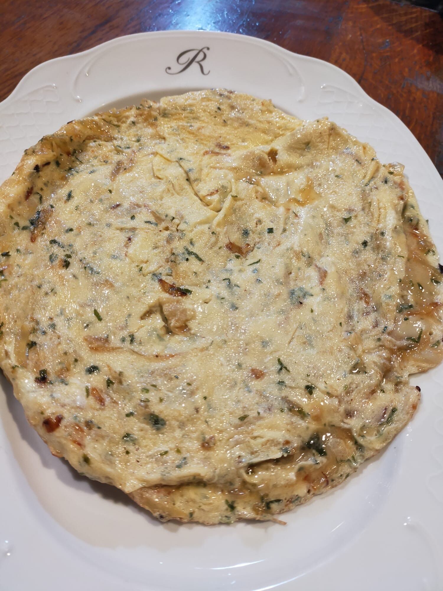 La tortilla de bacalao es un clásico que no ha de faltar