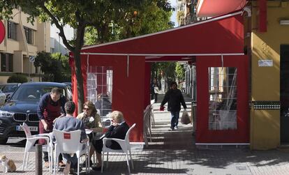 Una carpa de un bar del barrio de Bami, en Sevilla.