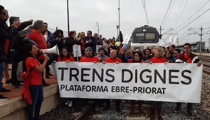 Los manifestantes, durante el corte de las vías en L'Aldea.