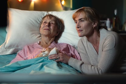 Helen Mirren y Kate Winslet, en una imagen de la película 'Goodbye June', debut en la dirección de Winslet.