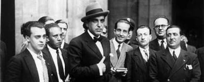 Gregorio Marañón, con periodistas, sale del Palacio Real durante la crisis política de junio de 1933.