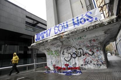 Velas, banderas y flores bajo una pancarta con el lema "Jimmy con nós" (Jimmy con nosotros, en gallego) colocada en el exterior del estadio coruñés de Riazor.