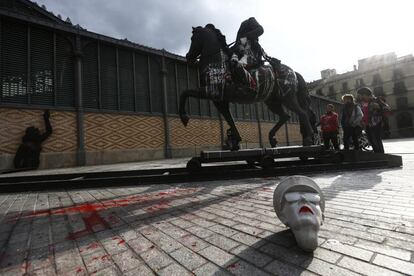 Un busto de piedra de Francisco Franco ha aparecido esta mañana junto a la estatua ecuestre decapitada del dictador expuesta desde el lunes frente al Centro Cultural Born de Barcelona, y que hoy también ha amanecido con pintadas y con una cabeza de cerdo que ha sido retirada por los servicios municipales.