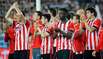 Los jugadores del Athletic aplauden a su afici&oacute;n