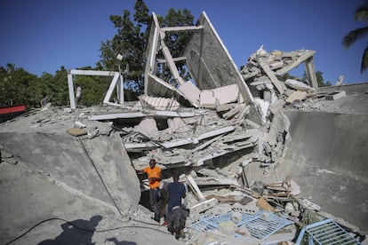 La residencia del obispo católico quedó en ruinas después del terremoto.
