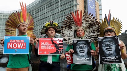 Erisvan Guqjajar, Nara bare, Celia Xacriaba y Kreta Kaingang, líderes indígenas brasileños, posan frente a la sede de la Comisión Europea en Bruselas el pasado 5 de noviembre con carteles que denuncian el reciente asesinato del activista Paulo Paulino Guajajara y el fin de la deforestación de la Amazonia.