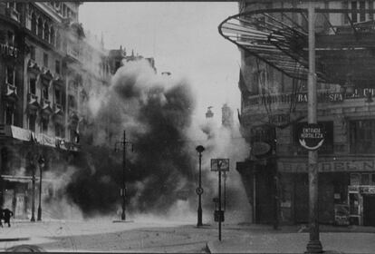 La fotografía de la explosión del obús (Madrid, 1 de mayo de 1937) que el dibujante utilizó para la elaboración del cómic. Hernández Palacios dibuja a varios madrileños en la escena.