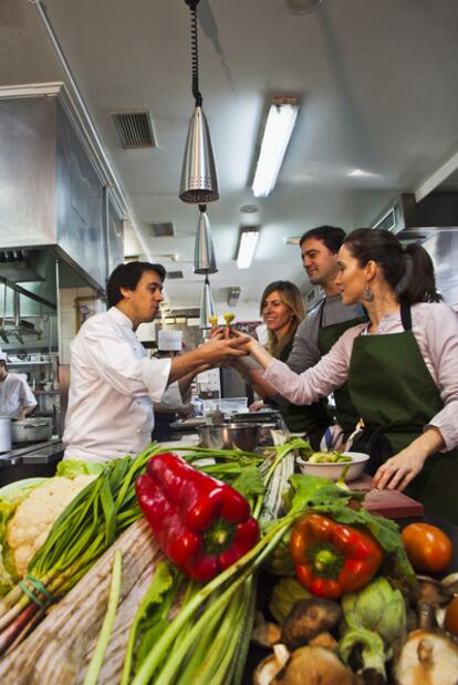 El chef Francis Paniego, del hotel Echaurren de Ezcaray (La Rioja), durante una demostración en su cocina.