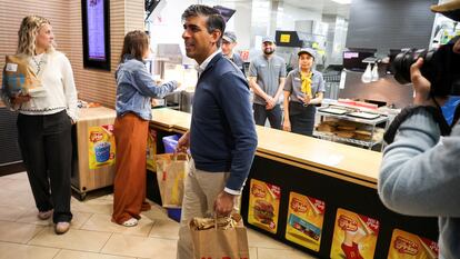 Sunak compra comida en una hamburguesería, este martes.