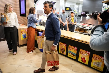 Rishi Sunak compra comida en McDonald's para su equipo de campaña, este martes en Beaconsfield.