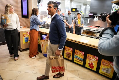 Sunak compra comida en una hamburguesería, este martes.