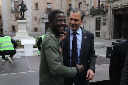 El camerunés Bertrand Ndongo saluda a Javier Ortega Smith en la plaza de la Villa.