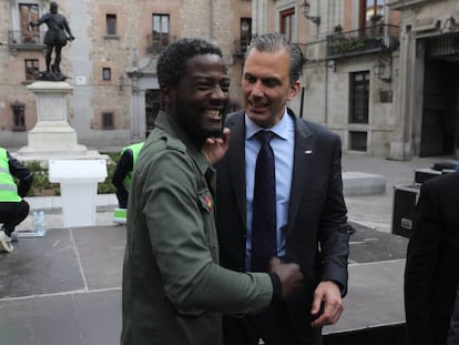 El camerunés Bertrand Ndongo saluda a Javier Ortega Smith en la plaza de la Villa.