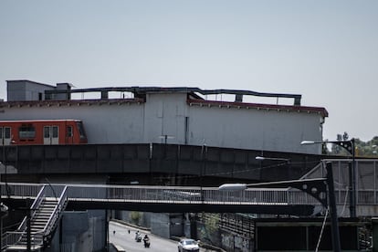 Vecinos del lugar del accidente habían denunciado hace seis meses el mal estado en que se encontraba la estructura, ya que era visible el deterioro y el progresivo pandeo (flexión) de la estructura. En la imagen, un puente en la estación Pantitlán donde se observa la inclinación de la estructura.