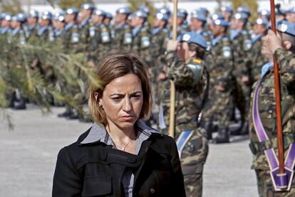 La ministra de Defensa, Carme Chacón, durante su visita a las tropas destacadas en la base Miguel de Cervantes, en Marjayún (Líbano).