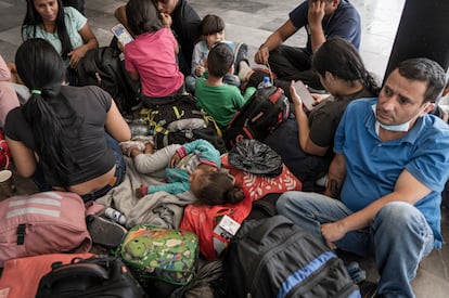 La familia Palmar Hernández, que viaja desde Venezuela rumbo a Chicago, espera en la Central del Norte, en octubre 2022.