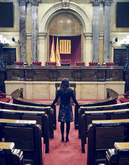 Inés Arrimadas, en el hemiciclo del Parlament de Cataluña. Su escaño de jefa de la oposición es el primero de la segunda fila, a la izquierda del pasillo central.