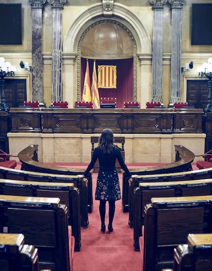 Inés Arrimadas, en el hemiciclo del Parlament de Cataluña. Su escaño de jefa de la oposición es el primero de la segunda fila, a la izquierda del pasillo central.