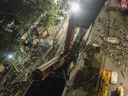 Vista aérea de los vagones de metro desplomados anoche en Ciudad de México.