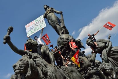 Protesto na estátua 'O triunfo da República' em Paris.