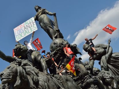 Protesto na estátua 'O triunfo da República' em Paris.