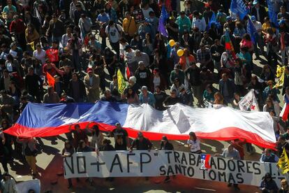 Las manifestaciones contra este sistema, que según el movimiento No+AFP "ahoga a los ciudadanos", se repitieron en más de medio centenar de ciudades del país, incluidas Arica, San Antonio, Temuco, Coyhaique, Talca o Punta Arenas.