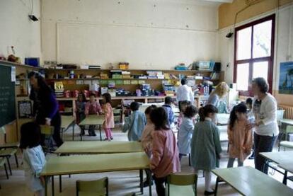 Los niños afectados por el derrumbe, ayer en su clase.