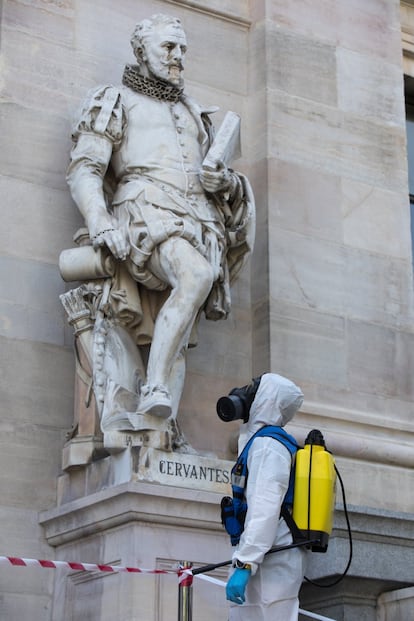 La Unidad Militar de Emergencia (UME) en colaboración con Patrimonio desinfectan la Biblioteca Nacional y el Museo Arqueológico Nacional, en Madrid el 25 de abril.