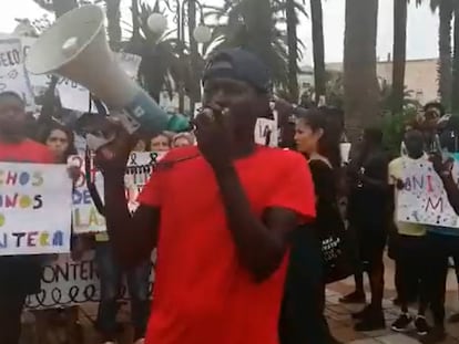 Captura de un vídeo difundido por 'El Faro de Melilla' de la protesta celebrada este viernes en la plaza de España de la ciudad autónoma.