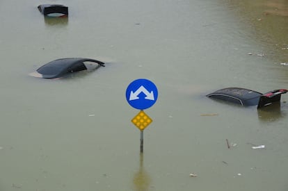 Vehículos sumergidos en una carretera inundada en el oeste de Riad, tras fuertes lluvias en Arabia Saudí.