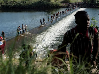 Migrantes que buscan asilo en Estados Unidos caminan por el río Grande, en la frontera entre México y EE UU, este mes.