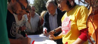 Recogida de firmas para la dación en pago en la Glorieta de Carlos V.