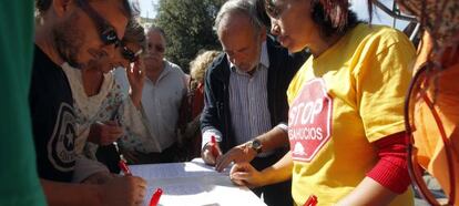 Recogida de firmas para la daci&oacute;n en pago en la Glorieta de Carlos V. 