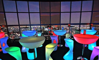 Si el tiempo de Bagkok no est para bares al aire libre, siempre est el Roof Top Bar del hotel Baiyoke. Las cristaleras de suelo a techo no impedirn la vista desde este espacio en la planta 83 del edificio. El bar abre de 17.00 a 1.00 y ofrece ccteles como el Jager Bomb, una atrevida mezcla con J?germeister y Red Bull de la que seguramente no conviene abusar si se sufre de vrtigo.