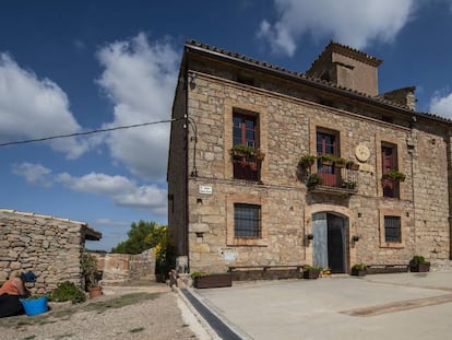 Imagen de este lunes de la iglesia de Sant Pere de Castellfollit del Boix. 