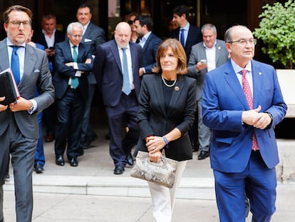 El presidente del Levante, Quico Catalan; la del Eibar, Amaia Gorostiza, y el del Sevilla, Pepe Castro, a su llegada a la reunión de dieciséis clubes de Primera División con el ministro de Cultura y Deporte, Miquel Iceta, para recuperar las siete enmiendas presentadas por el PP que afectan, principalmente, a la Superliga, al acuerdo de los clubes con CVC y a la venta de los derechos de televisión, este lunes en el Ministerio de Cultura y Deporte, en Madrid.