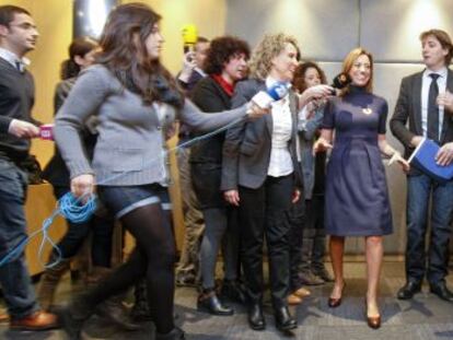 Chacón sitúa a su rival en el pasado con González y Zapatero