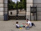 Un padre juega con su hijo en la calle (Madrid).