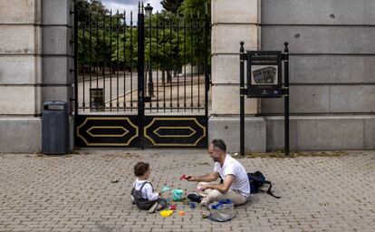 Un padre juega con su hijo en la calle (Madrid).