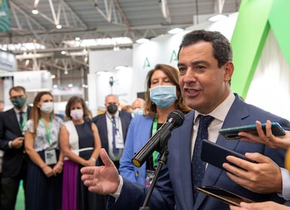 El presidente andaluz, Juan Manuel Moreno, atiende a la prensa en la inauguración de Expoliva 2021, en Jaén este miércoles.