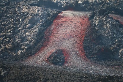 Salida de uno de los tubos de lava del volcán de La Palma.