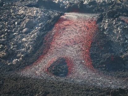 Salida de uno de los tubos de lava del volcán de La Palma.