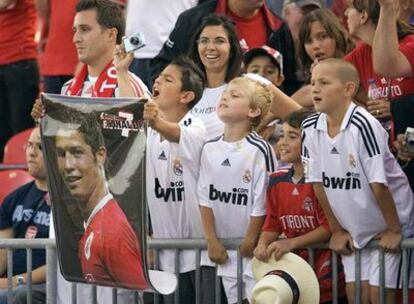 Un grupo de niños, con una foto de Cristiano Ronaldo, durante el partido.