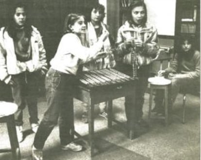 Las cinco primeras niñas en cantar el Gordo de Navidad. Foto de archivo de EL PAÍS