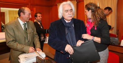 Rafael Gómez abandona el pleno momentos antes de la votación sobre sus naves ilegales.